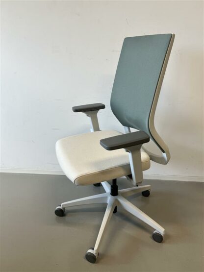 Bürodrehstuhl_quarterback_2_membran_creme_Sitzpolster_salbeigrün_Aluminiumfuß_lichtgar_schräg