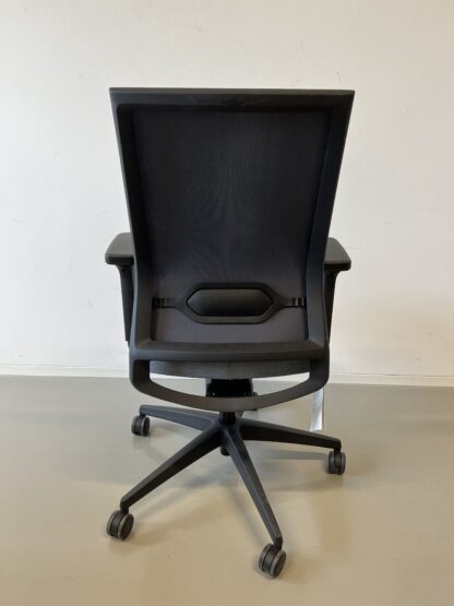 Bürodrehstuhl_quarterback_2_membran_anthrazit_Sitzpolster_mittelgrau_Kunststofffuß_schwarz_hinten