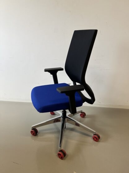 Bürodrehstuhl_quarterback_2_membran_schwarz_Sitzpolster_königsblau_Aluminiumfuß_poliert_schrä