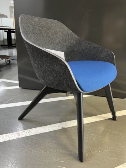 Besucherstuhl_se:lounge_Vierfuss_Holzgestell_PET-Filz_anthrazit_Polster_blau_Holzfußgestell_schwarz_schräg