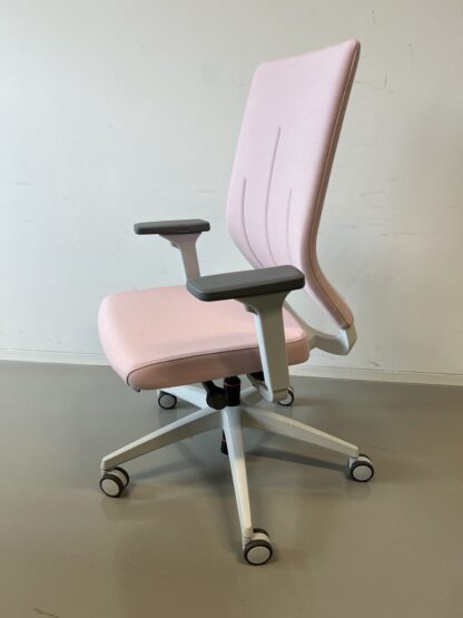 Bürostuhl_quarterback_2_Farbe_rosa_Gestellfarbe_lichtgrau_schräg