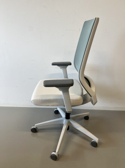 Bürodrehstuhl_quarterback_2_membran_creme_Sitzpolster_salbeigrün_Aluminiumfuß_lichtgar_seitlich