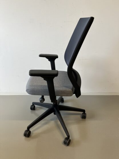 Bürodrehstuhl_quarterback_2_membran_anthrazit_Sitzpolster_mittelgrau_Kunststofffuß_schwarz_seitlich
