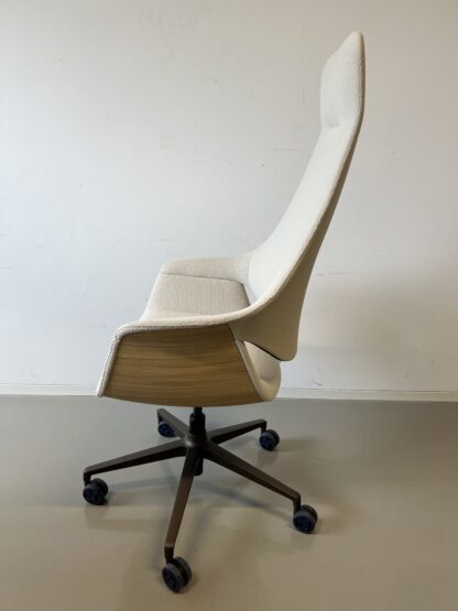 Bürostuhl_se:mission_Polster_innen_creme_Polster_hinten_leder_creme_außenblende_holz_seitlich