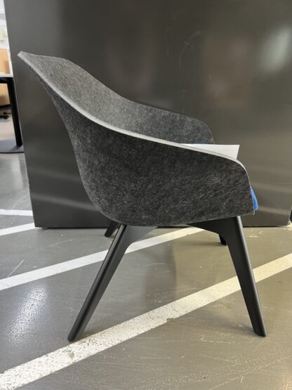 Besucherstuhl_se:lounge_Vierfuss_Holzgestell_PET-Filz_anthrazit_Polster_blau_Holzfußgestell_schwarz_seitlich