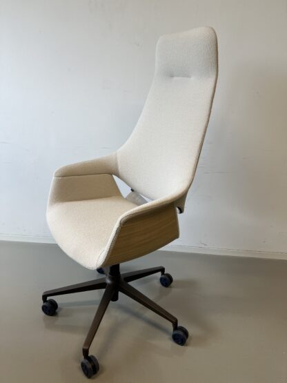 Bürostuhl_se:mission_Polster_innen_creme_Polster_hinten_leder_creme_außenblende_holz_schräg