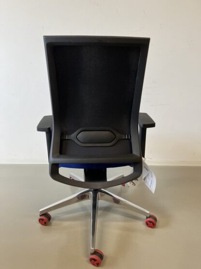 Bürodrehstuhl_quarterback_2_membran_schwarz_Sitzpolster_königsblau_Aluminiumfuß_poliert_hinten