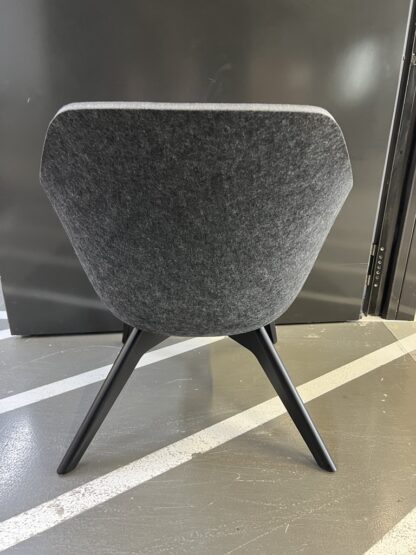Besucherstuhl_se:lounge_Vierfuss_Holzgestell_PET-Filz_anthrazit_Polster_blau_Holzfußgestell_schwarz_hinten
