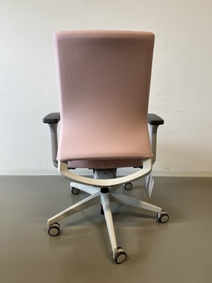Bürostuhl_quarterback_2_Farbe_rosa_Gestellfarbe_lichtgrau_hinten