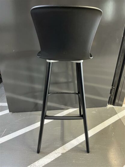 Barhocker_se:spot_Sitzfläche_schwarz_Holzgestell_Buche_schwarz_Kunststoffgleiter_hinten