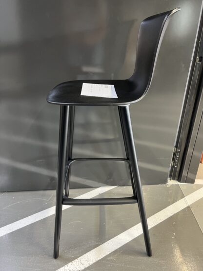 Barhocker_se:spot_Sitzfläche_schwarz_Holzgestell_Buche_schwarz_Kunststoffgleiter_seitlich