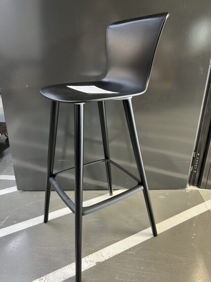 Barhocker_se:spot_Sitzfläche_schwarz_Holzgestell_Buche_schwarz_Kunststoffgleiter_schräg