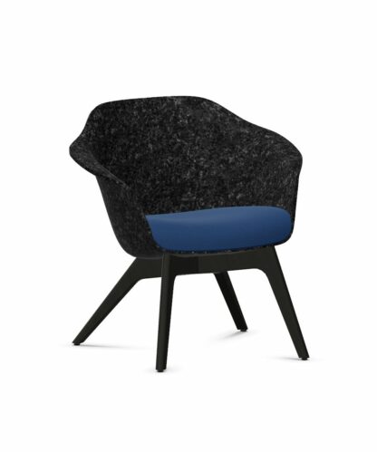 Besucherstuhl_se:lounge_Vierfuss_Holzgestell_PET-Filz_anthrazit_Polster_blau_Holzfußgestell_schwarz_vorne