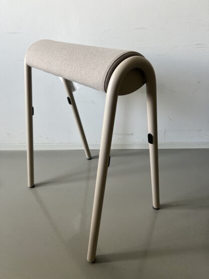 se:lab_hopper_Polster_beige/braun_Stahlgestell_sandbeige_schräg