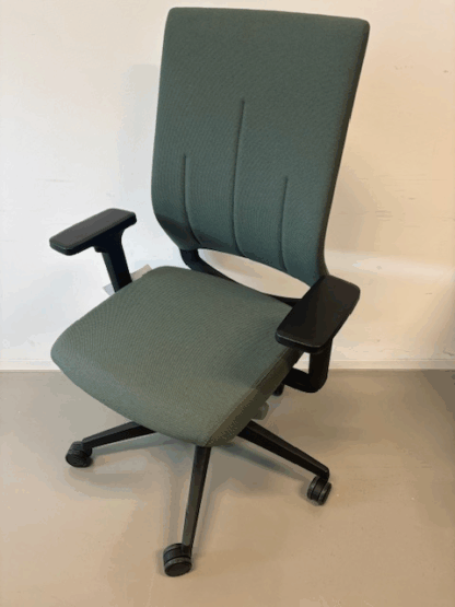 Bürostuhl_quarterback_2_Farbe_grün_Gestellfarbe_schwarz_vorne