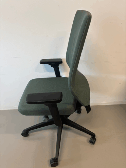 Bürostuhl_quarterback_2_Farbe_grün_Gestellfarbe_schwarz_schräg