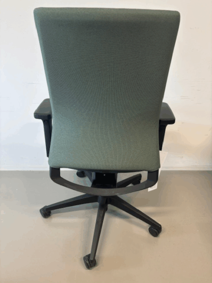 Bürostuhl_quarterback_2_Farbe_grün_Gestellfarbe_schwarz_hinten