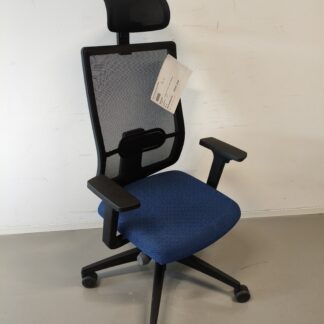 se_do Pro light_drehstuhl_Farbe_schwarz_blau_Gestellfarbe_schwarz_schräg