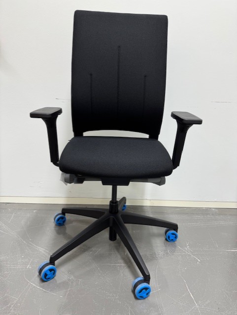 Quarterback2_Drehstuhl_Farbe_schwarz_Gestellfarbe_schwarz_vorne