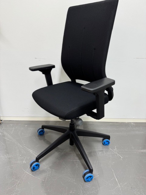 Quarterback2_Drehstuhl_Farbe_schwarz_Gestellfarbe_schwarz_schräg