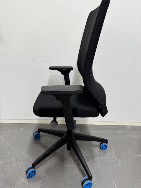 Quarterback2_Drehstuhl_Farbe_schwarz_Gestellfarbe_schwarz_seitlich