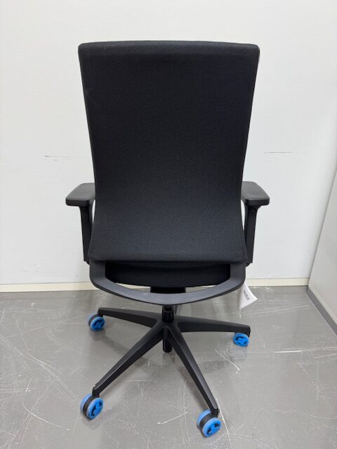 Quarterback2_Drehstuhl_Farbe_schwarz_Gestellfarbe_schwarz_hinten