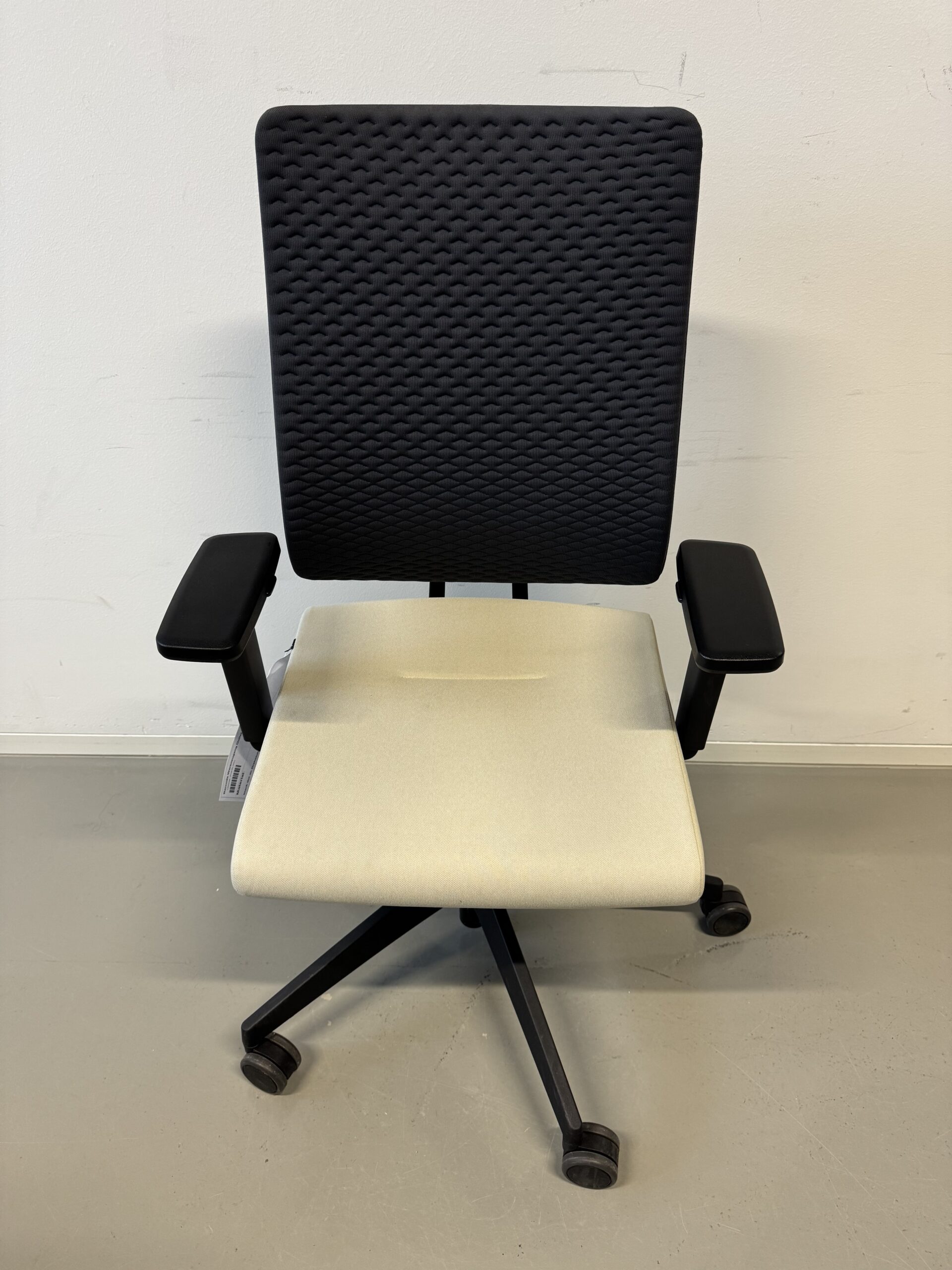 black_dot_Drehstuhl_Farbe_schwarz_creme_Gestellfarbe_schwarz_vorne