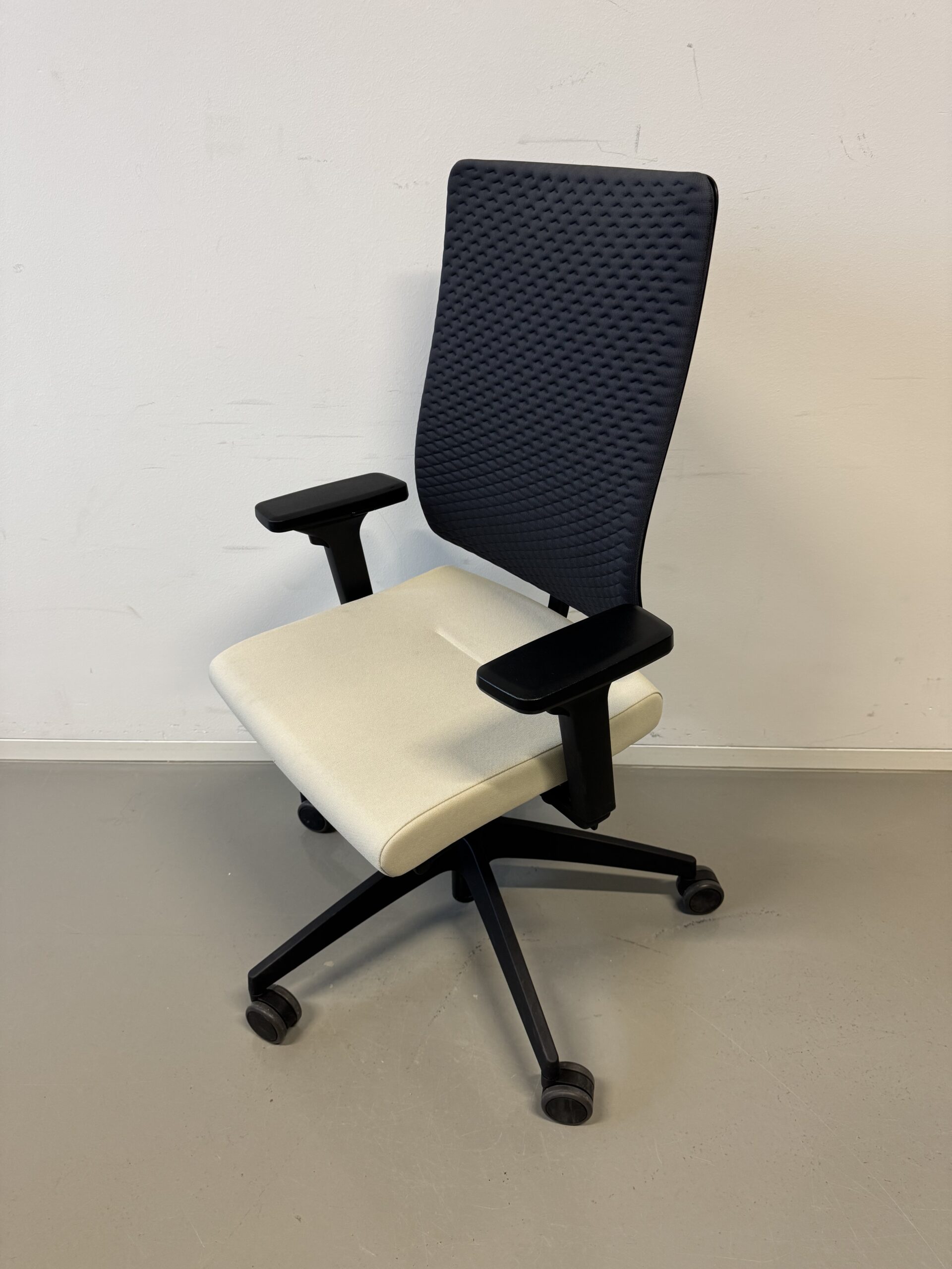 black_dot_Drehstuhl_Farbe_schwarz_creme_Gestellfarbe_schwarz_schräg