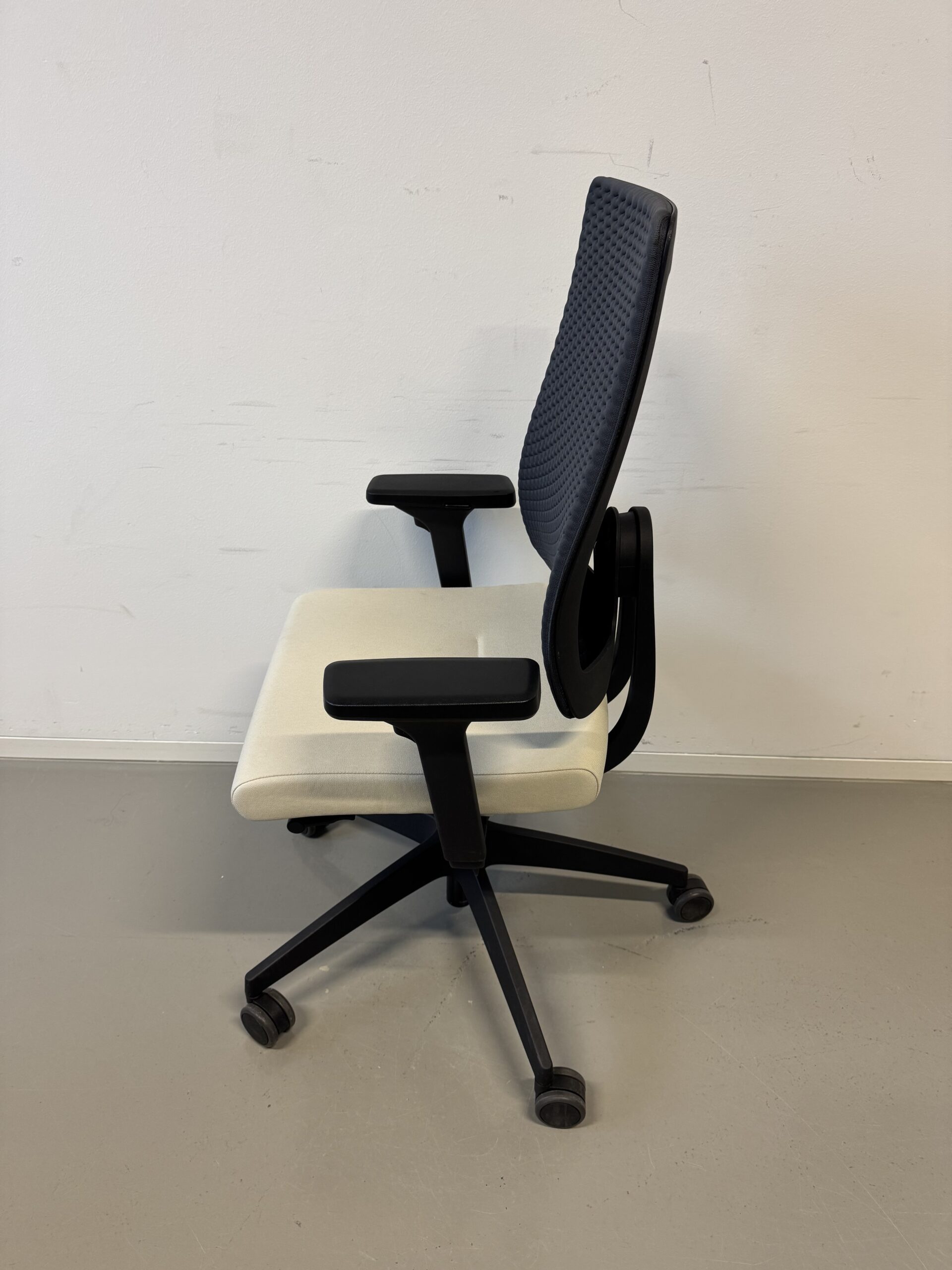 black_dot_Drehstuhl_Farbe_schwarz_creme_Gestellfarbe_schwarz_seitlich