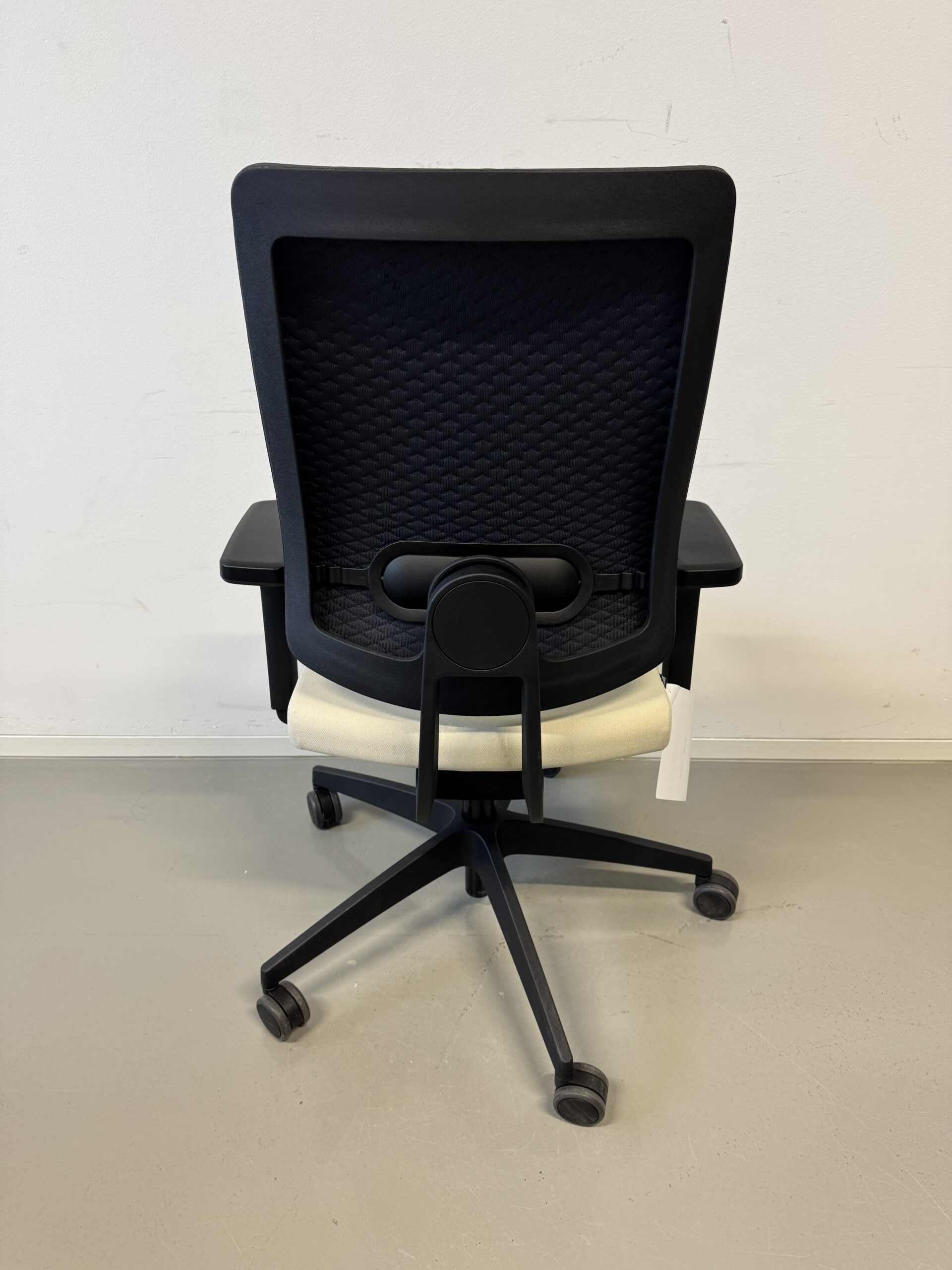 black_dot_Drehstuhl_Farbe_schwarz_creme_Gestellfarbe_schwarz_hinten