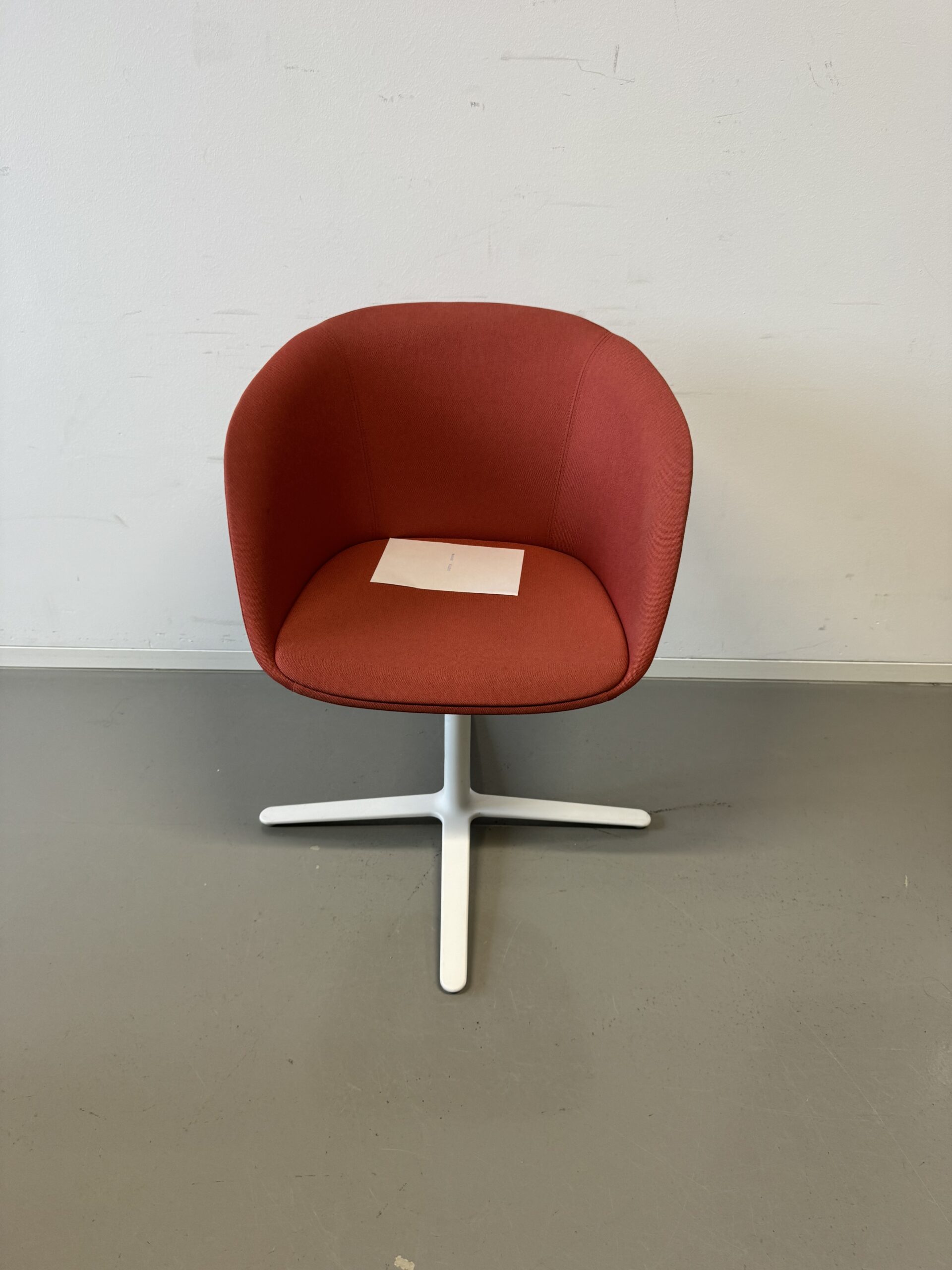 on_spot_cosy_drehstuhl_farbe_rot_gestellfarbe_weiß_vorne