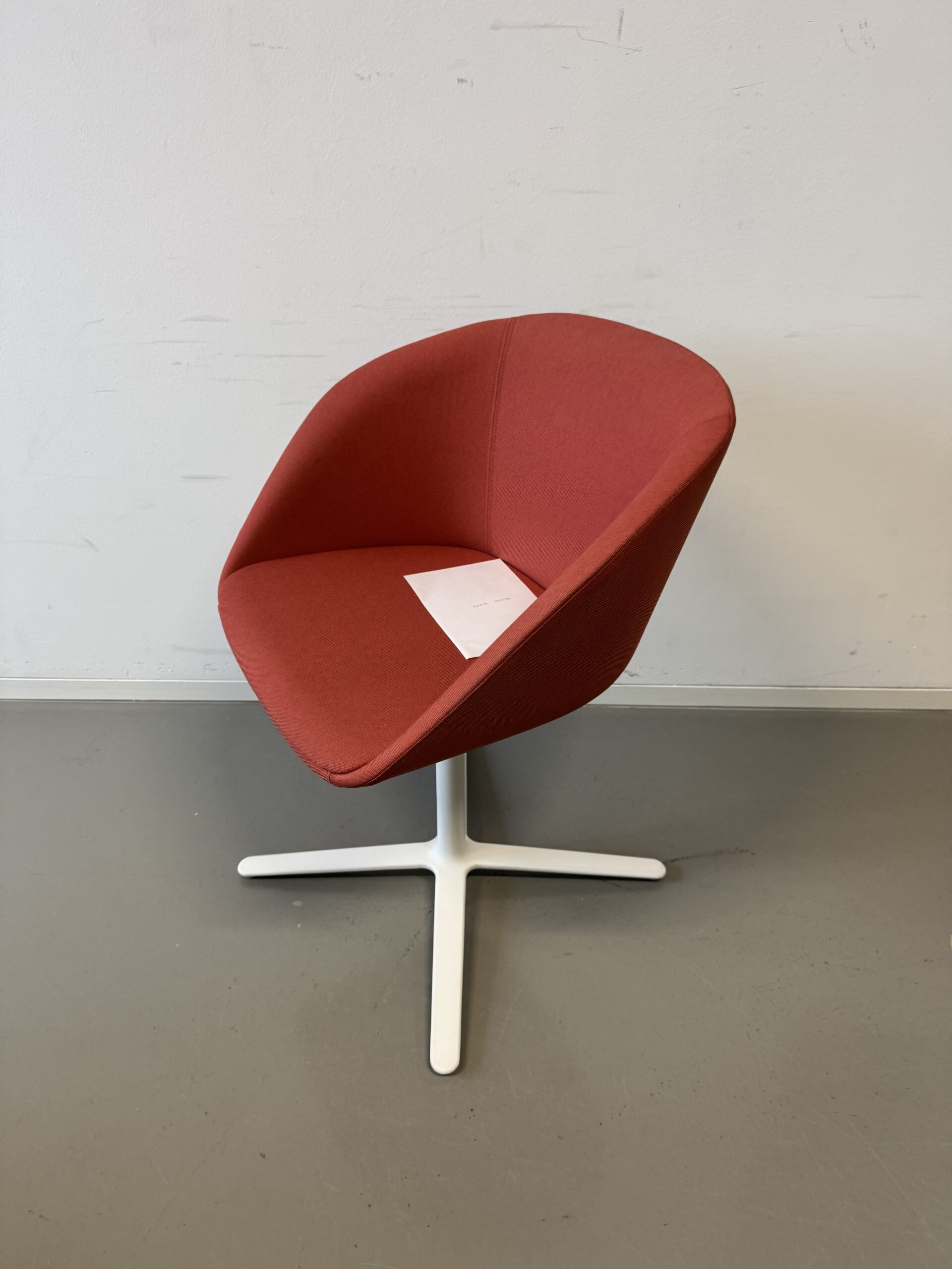 on_spot_cosy_drehstuhl_farbe_rot_gestellfarbe_weiß_schräg