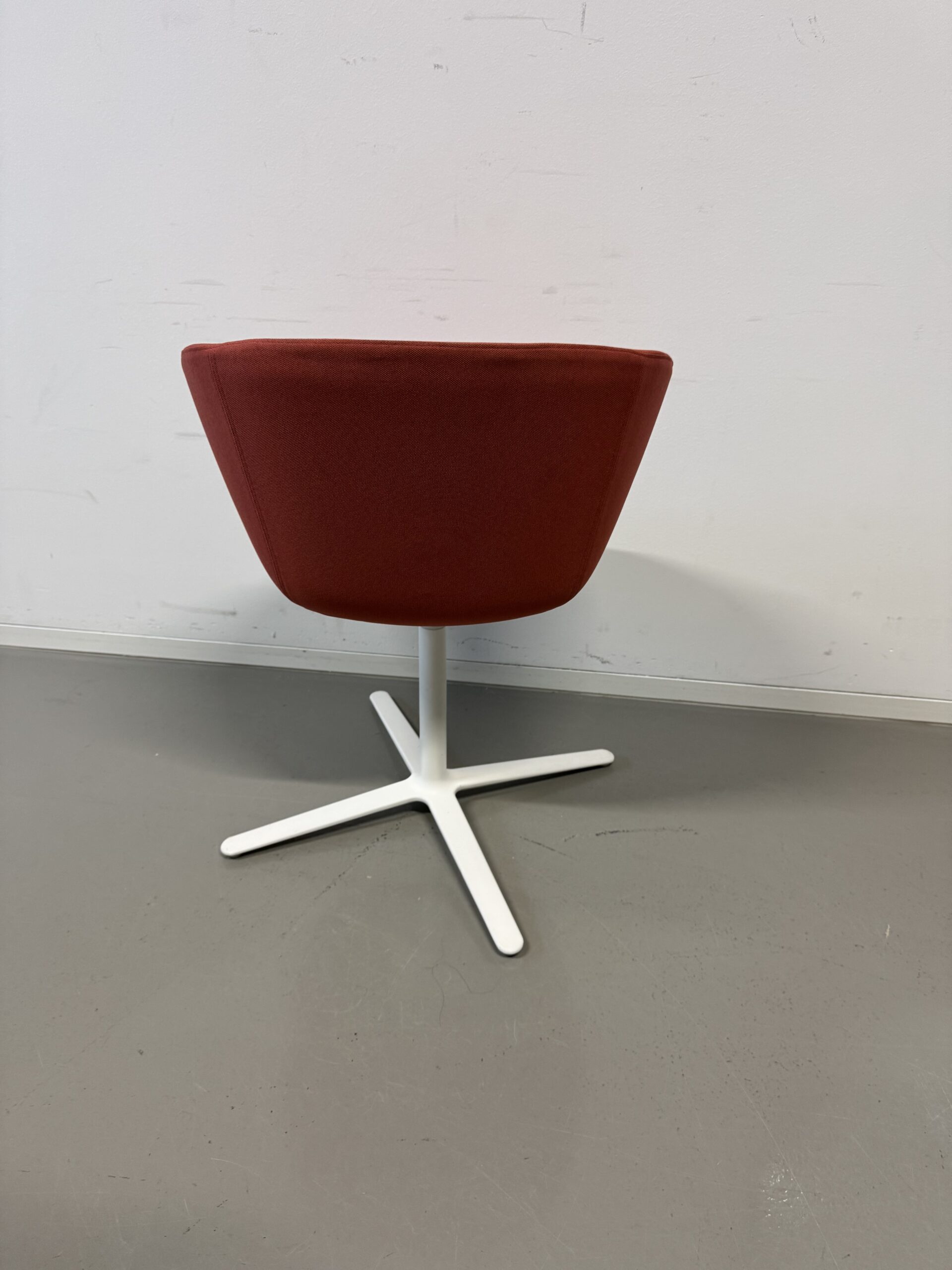 on_spot_cosy_drehstuhl_farbe_rot_gestellfarbe_weiß_hinten
