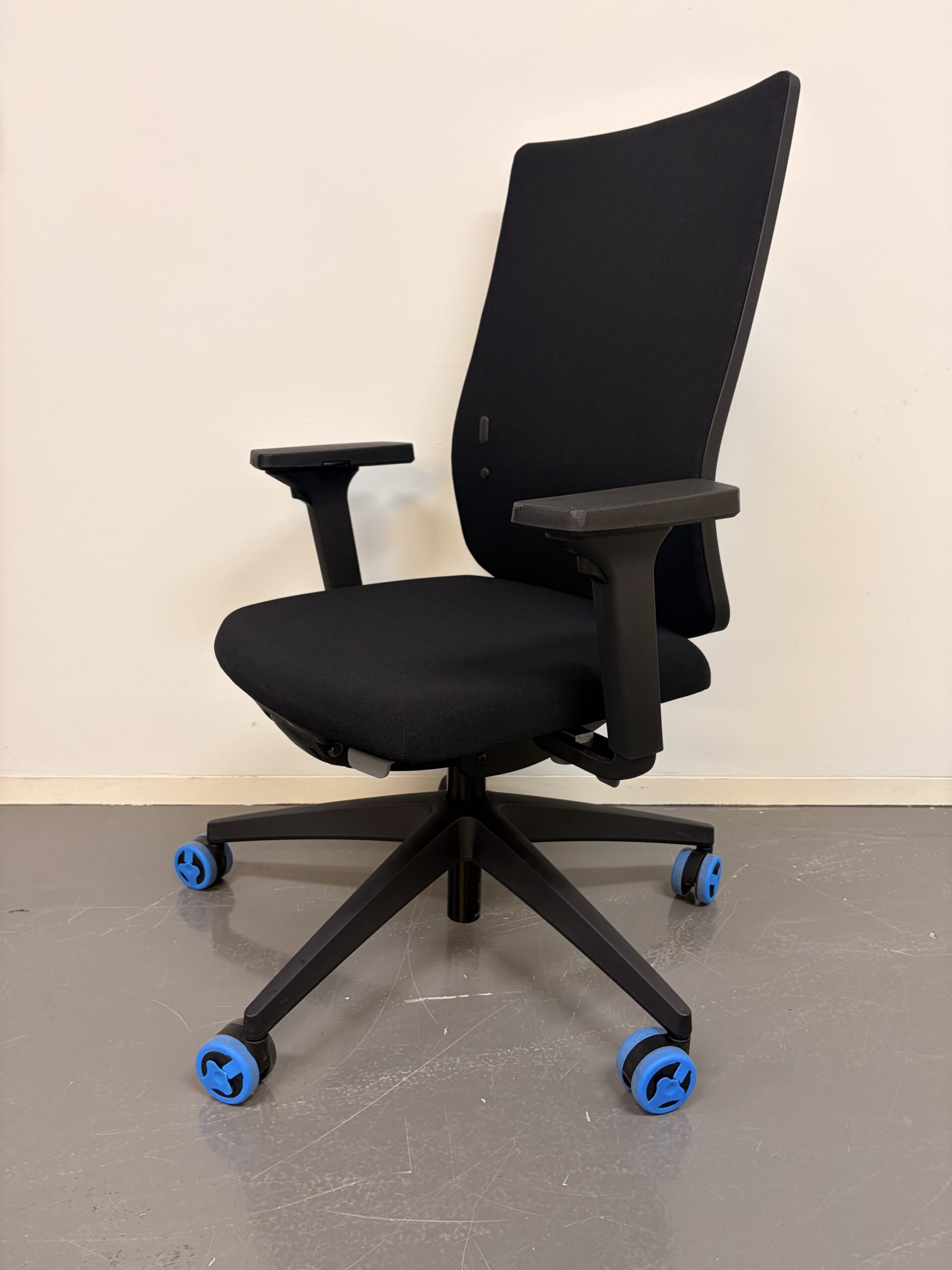 Schwarzer Bürostuhl mit hoher Rückenlehne, Armlehnen und schwarzem Gestell schräg