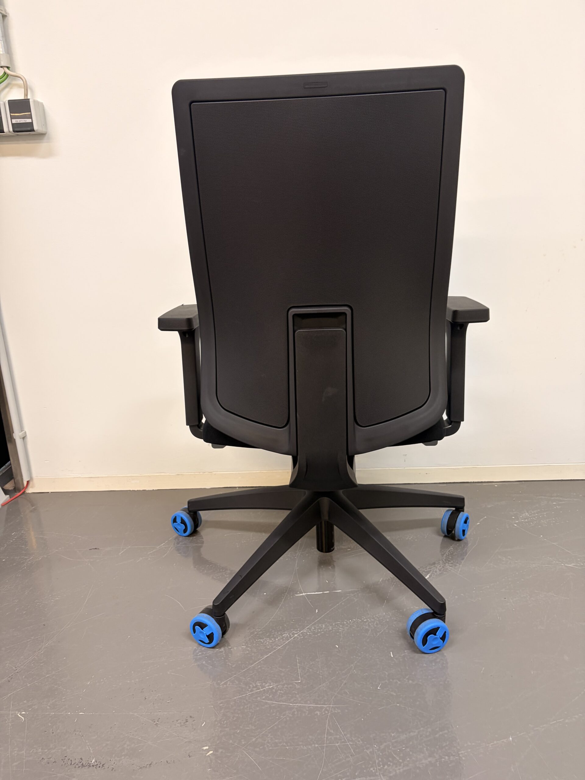 Schwarzer Bürostuhl mit hoher Rückenlehne, Armlehnen und schwarzem Gestell hinten