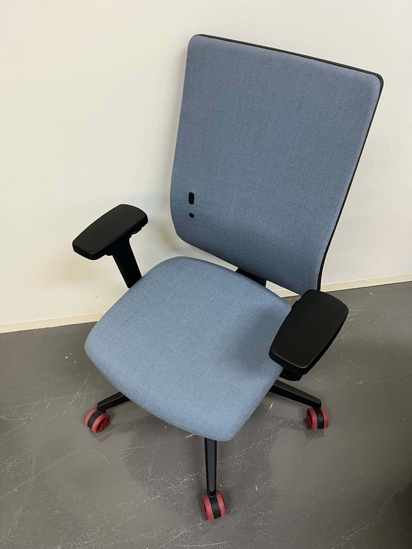 se:do pro light 2_Drehstuhl_Farbe_blau_Gestellfarbe_schwarz_schräg
