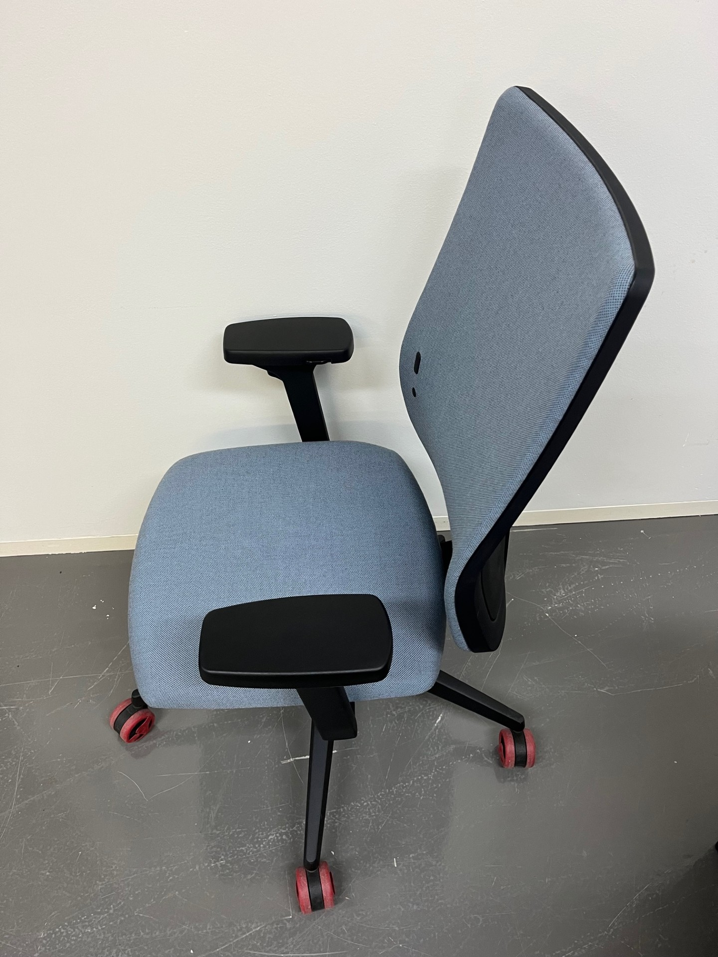 se:do pro light 2_Drehstuhl_Farbe_blau_Gestellfarbe_schwarz_seite