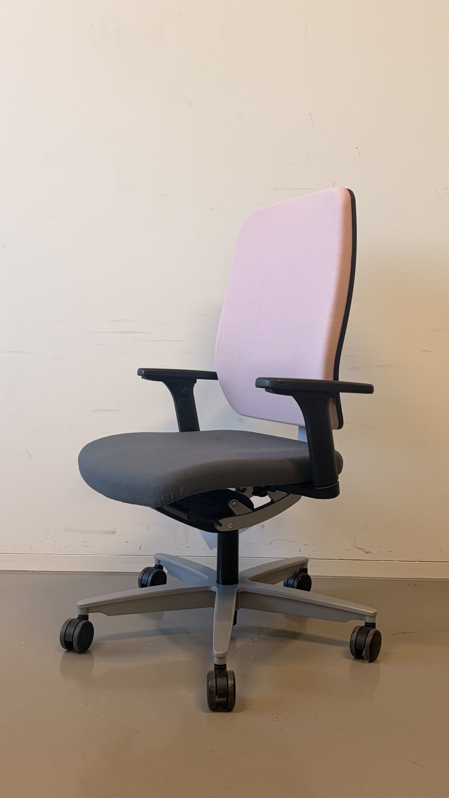 Bürodrehstuhl_early bird_grau rosa_Sitz gepolstert und Rückenlehne gepolstert_mit _Fuß weißaluminium_schräg