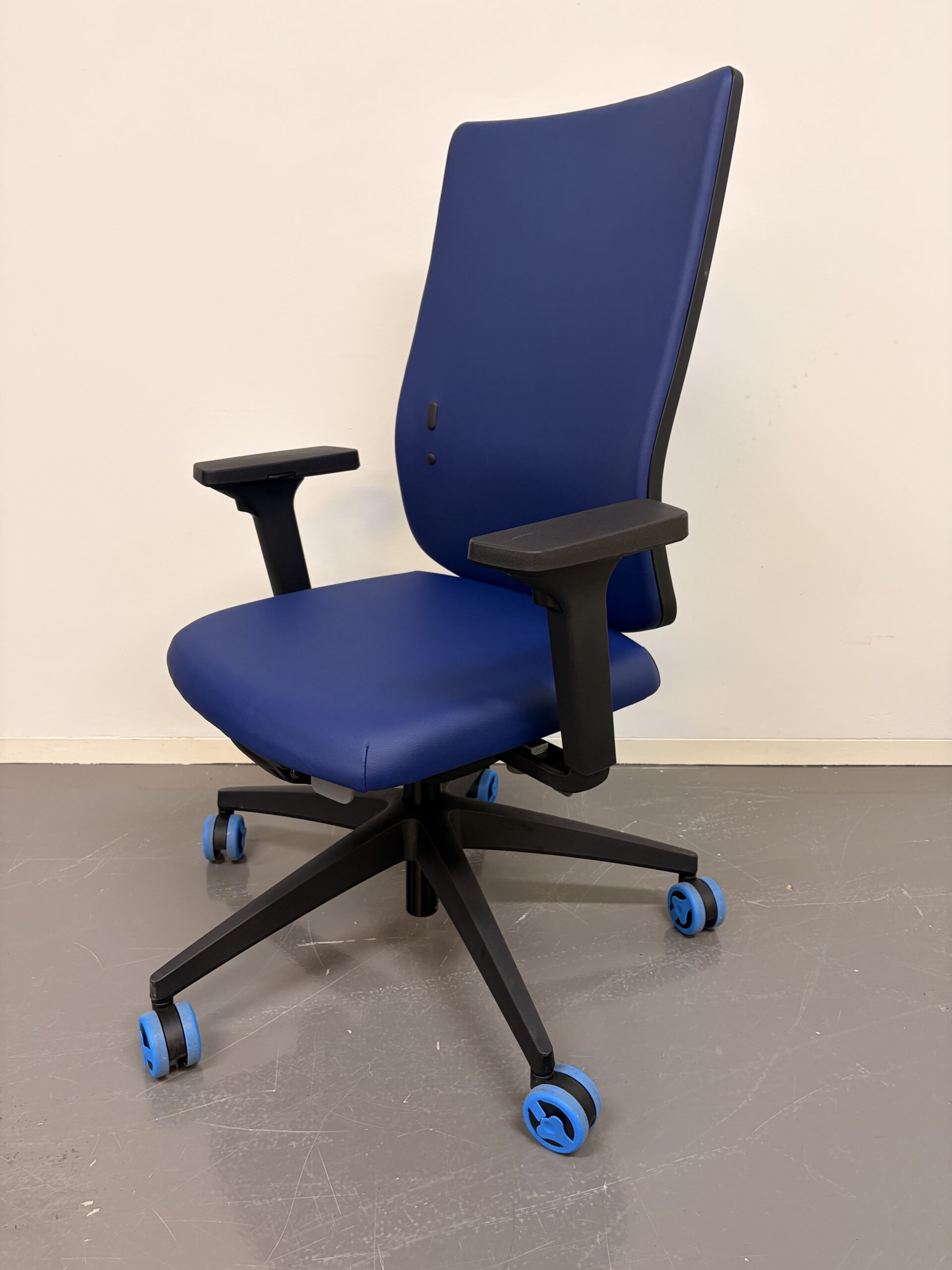 Bürostuhl mit blauer Polsterung, schwarzem Gestell und Armlehnen schräg