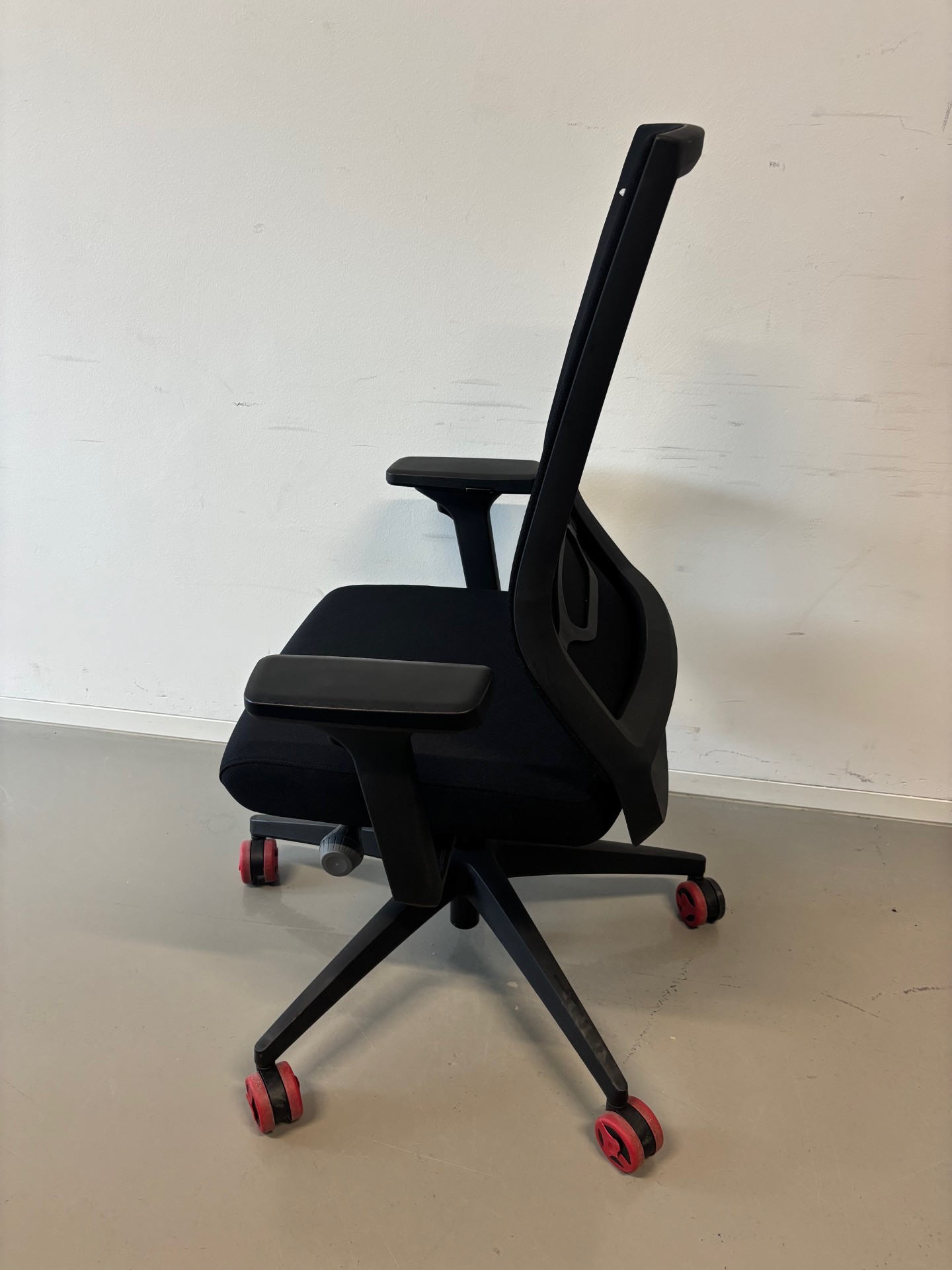 quarterback_schwarz_Sitz gepolstert_Rücken Membran_Kunststofffuß_schwarz_seitlich