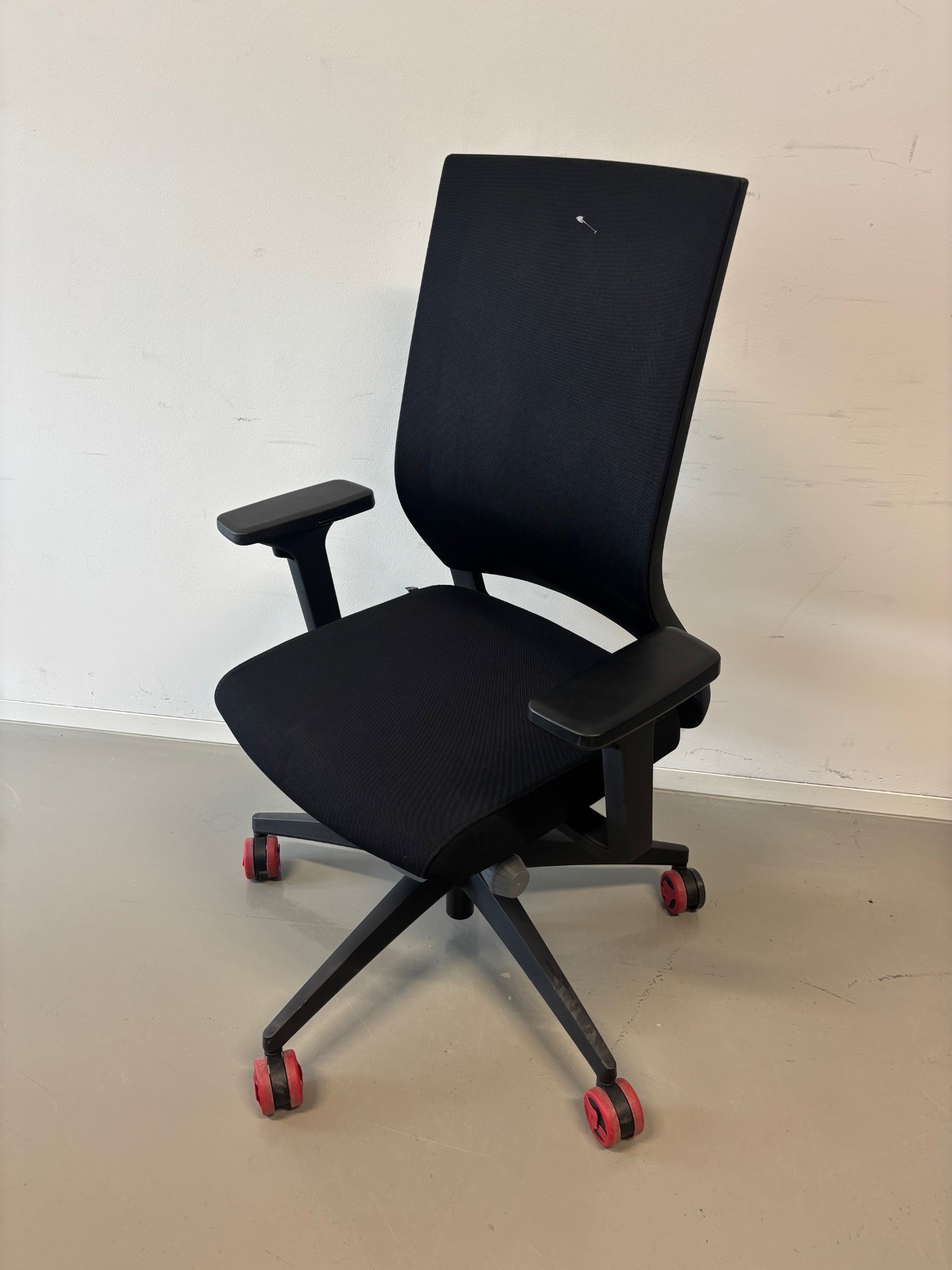 quarterback_schwarz_Sitz gepolstert_Rücken Membran_Kunststofffuß_schwarz_vorne