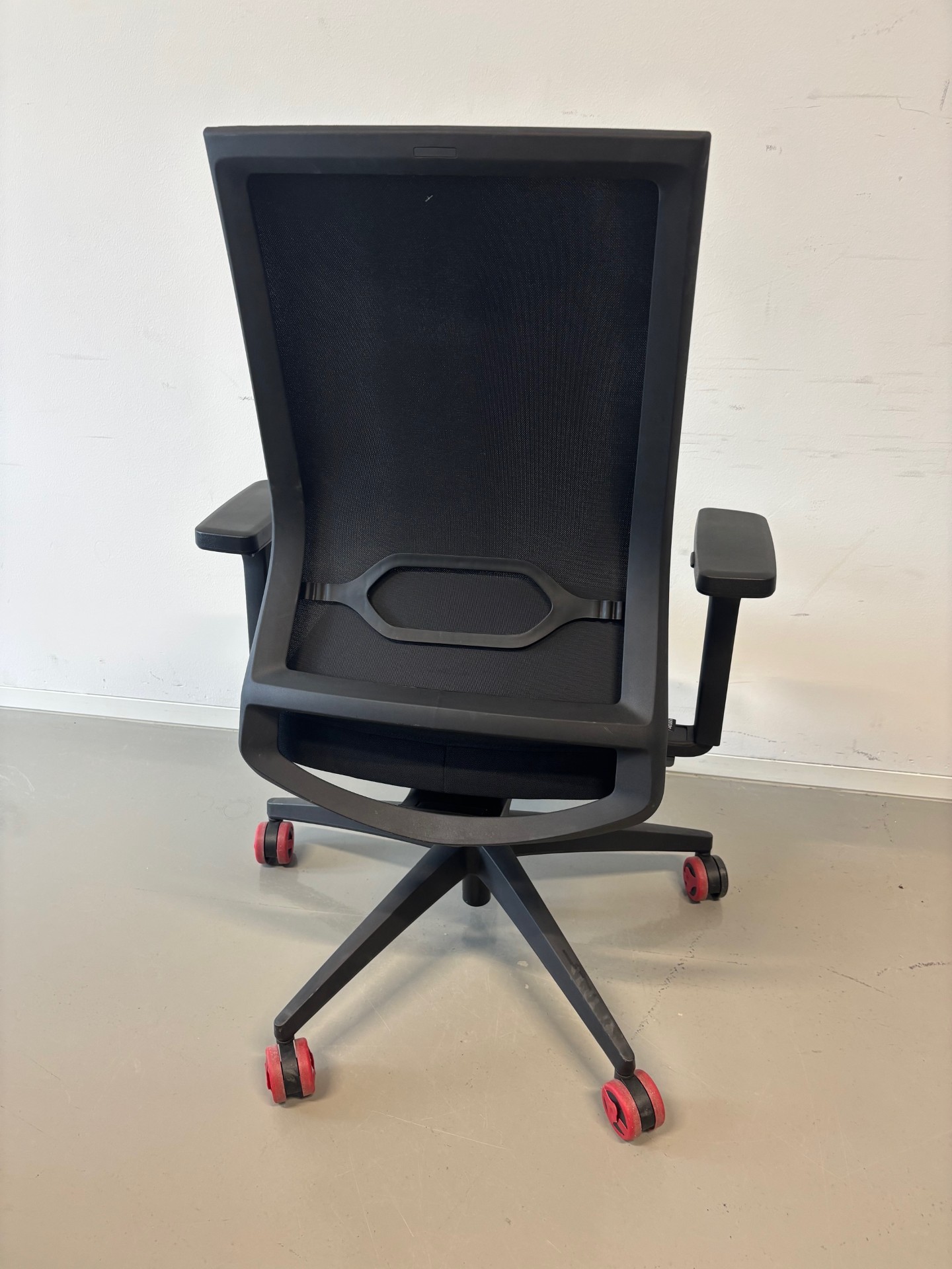 quarterback_schwarz_Sitz gepolstert_Rücken Membran_Kunststofffuß_schwarz_hinten