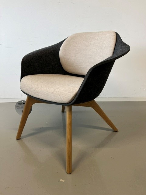 se lounge_Vierfußstuhl mit Holzgestell Eiche natur_PET Filzschale athranzit_Sitz und Lehne beige gepolstert_schräg von vorne