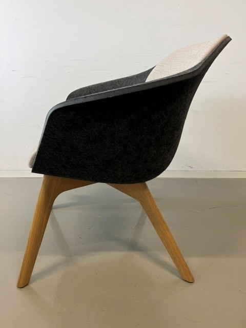 se lounge_Vierfußstuhl mit Holzgestell Eiche natur_PET Filzschale athranzit_Sitz und Lehne beige gepolstert_seitlich