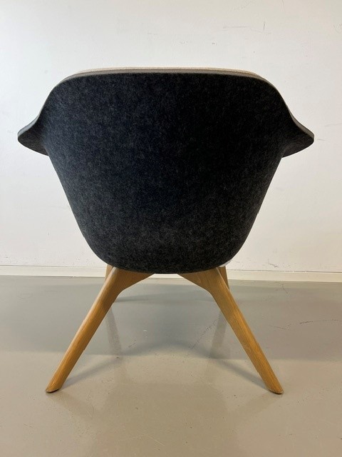 se lounge_Vierfußstuhl mit Holzgestell Eiche natur_PET Filzschale athranzit_Sitz und Lehne beige gepolstert_von hinten