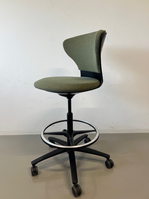 turn around Drehstuhl_highdeskchair_moosgrün_Fuß Aluminium schwarz_schräg von vorne