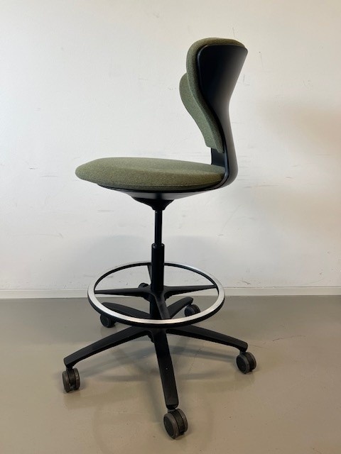 turn around Drehstuhl_highdeskchair_moosgrün_Fuß Aluminium schwarz_seitlich