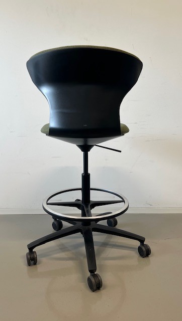 turn around Drehstuhl_highdeskchair_moosgrün_Fuß Aluminium schwarz_schräg von hinten