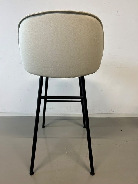 se_cafe_Barhocker_vollgepolstert_cremeweiß_Stahlgestell schwarz_Vierfuß_von hinten