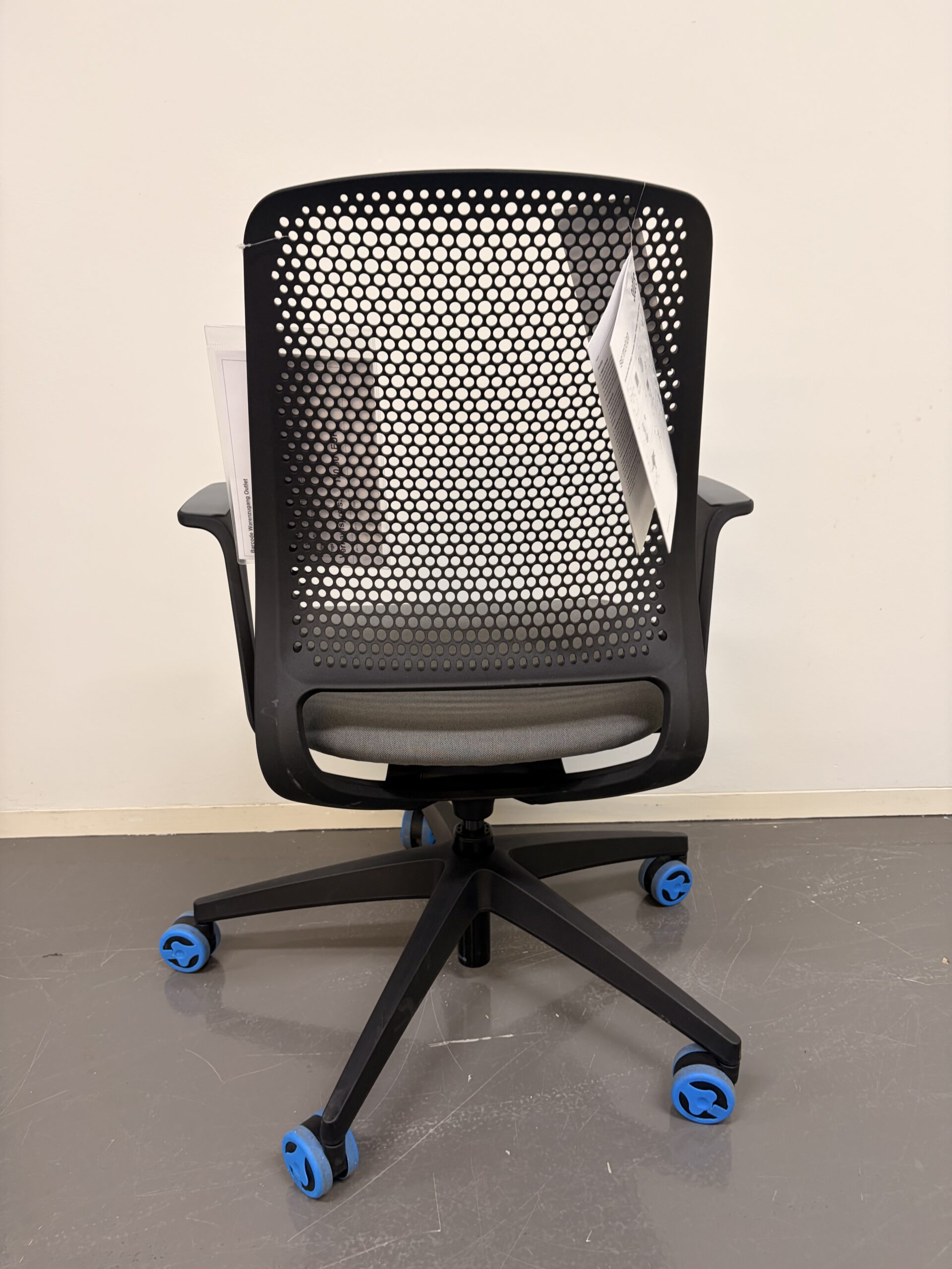 se:motion Bürodrehstuhl mit grauem Sitzpolster und schwarzer Kunstsoff Rückenlehne hinten